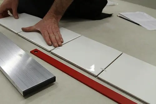 comment poser du carrelage pose à blanc